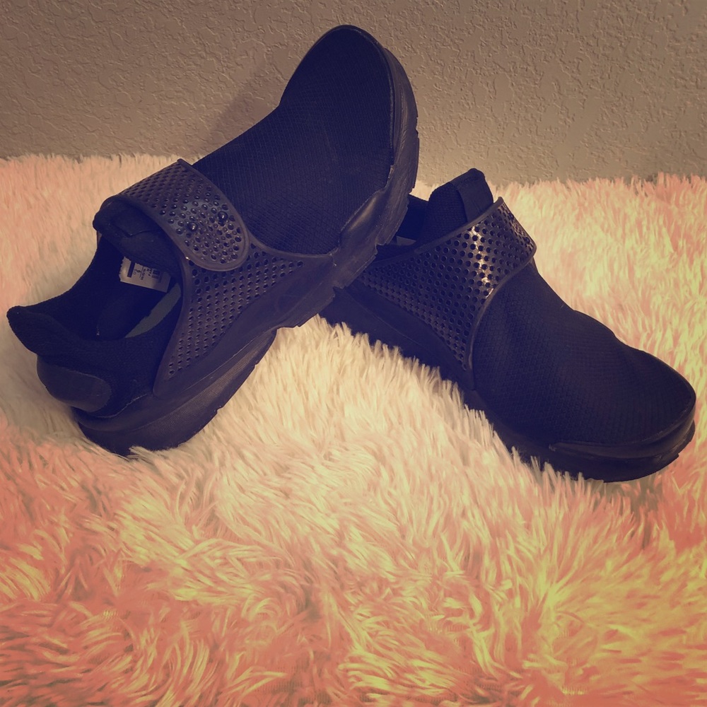 Woman’s laceless Nikes size 9
